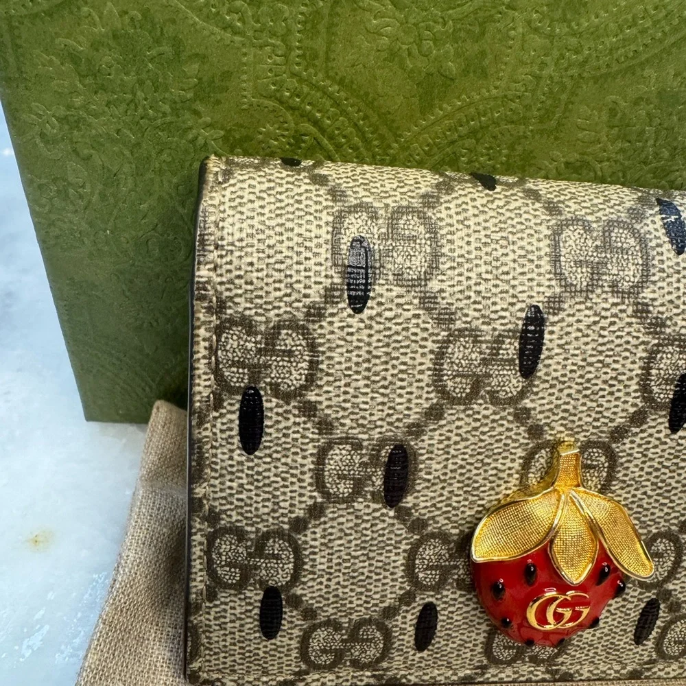 Limited Edition Gucci Supreme Strawberry Compact Wallet - Picture 3 of 10